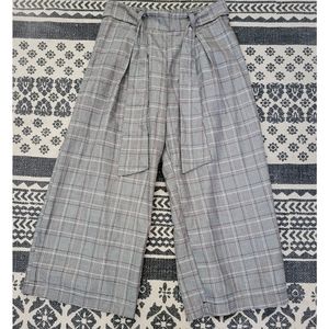 Womens urban romantics size small cropped/wide leg plaid pants